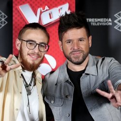Pablo López y Andrés Martín haciendo el símbolo de 'La Voz' tras ganar el concurso