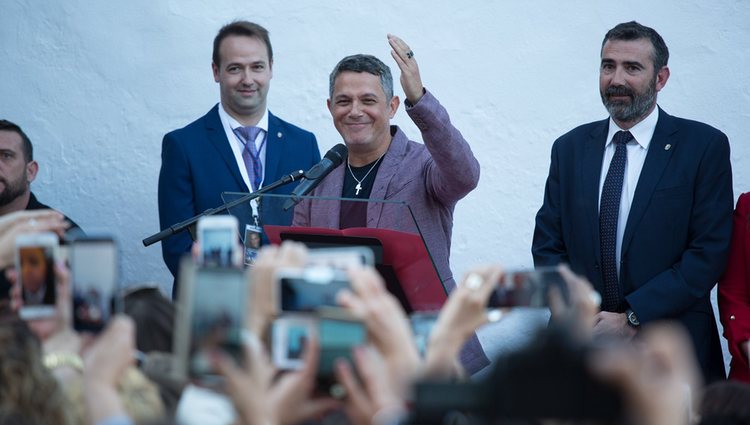Alejandro Sanz en la inauguración de su calle en Alcalá de los Gazules