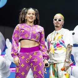 Rosalia y J Bavlin actuando en el escenario de Coachella 2019