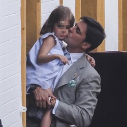 Fran Rivera besando a su hija Carmen en el inicio de la Semana Santa 2019