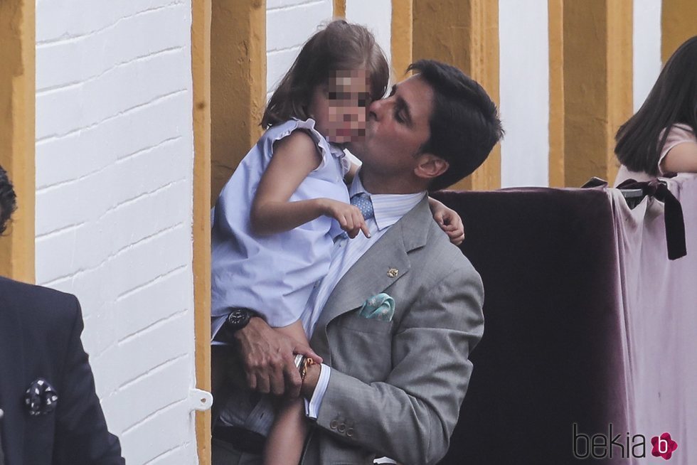 Fran Rivera besando a su hija Carmen en el inicio de la Semana Santa 2019
