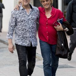 Víctor Sandoval con Chelo García Cortés tras ganar la primera edición de 'Sálvame Okupa'