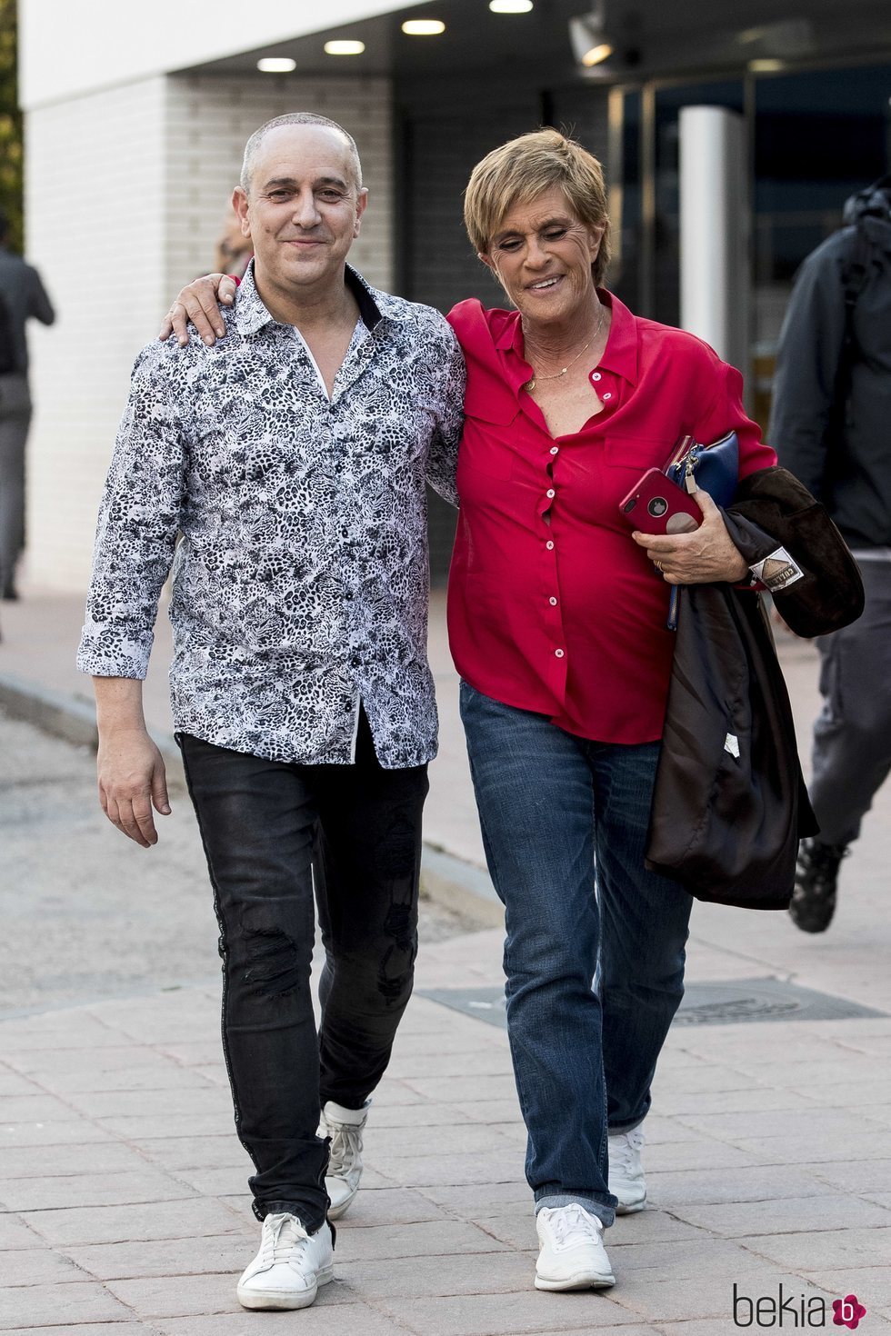 Víctor Sandoval con Chelo García Cortés tras ganar la primera edición de 'Sálvame Okupa'