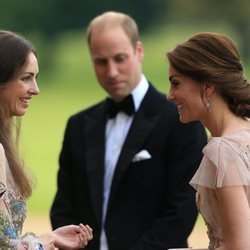 Kate Middleton y Rose Hanbury hablando frente al Príncipe Guillermo