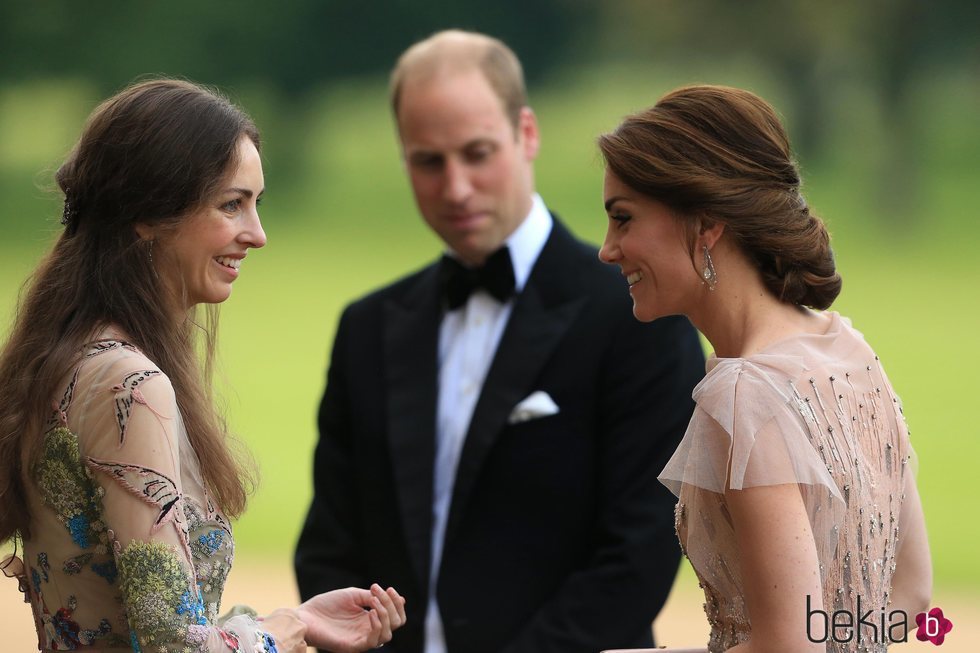 Kate Middleton y Rose Hanbury hablando frente al Príncipe Guillermo