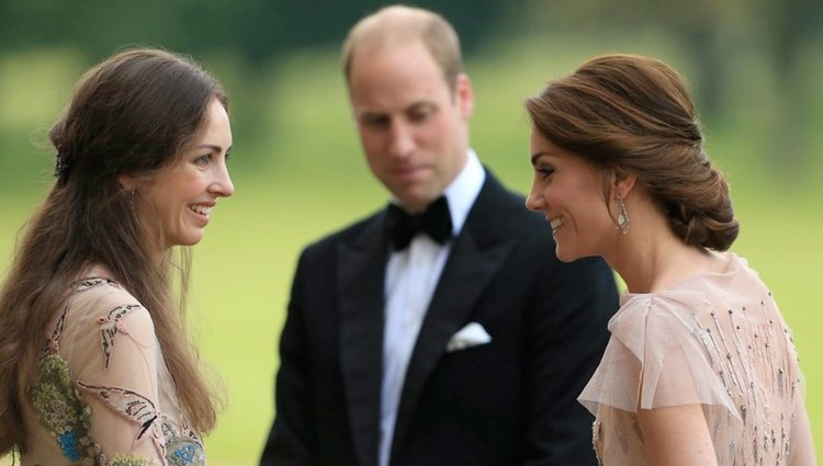 Kate Middleton y Rose Hanbury hablando frente al Príncipe Guillermo