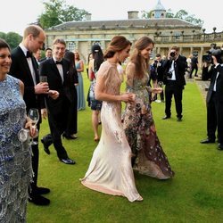 El Príncipe Guillermo hablando con David Cholmondeley y Kate Middleton hablando con Rose Hanbury