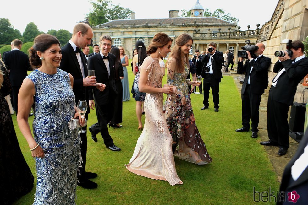 El Príncipe Guillermo hablando con David Cholmondeley y Kate Middleton hablando con Rose Hanbury