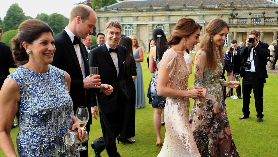 El Príncipe Guillermo hablando con David Cholmondeley y Kate Middleton hablando con Rose Hanbury