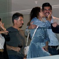 Paula Echevarría dando un beso a Miguel Torres en la Semana Santa 2019 de Málaga