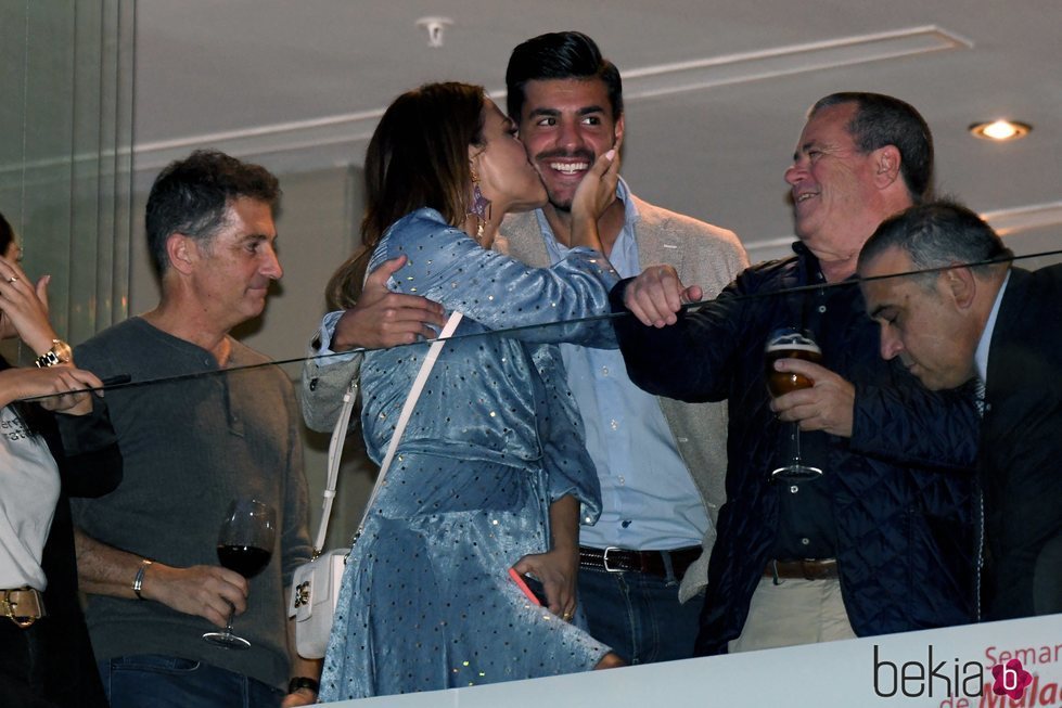 Paula Echevarría dando un beso a Miguel Torres en la Semana Santa 2019 de Málaga