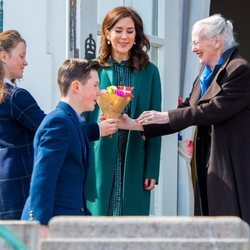 Isabel de Dinamarca entrega un ramo de flores a Margarita de Dinamarca en presencia de Christian y Mary de Dinamarca