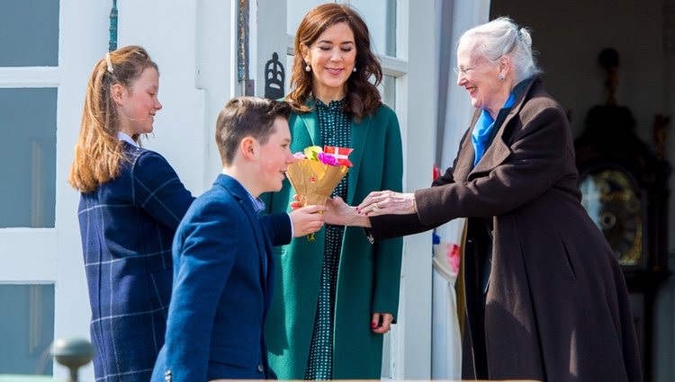 Isabel de Dinamarca entrega un ramo de flores a Margarita de Dinamarca en presencia de Christian y Mary de Dinamarca