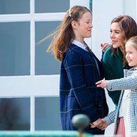 Mary de Dinamarca con sus hijas Isabel y Josefina en el 79 cumpleaños de Margarita de Dinamarca