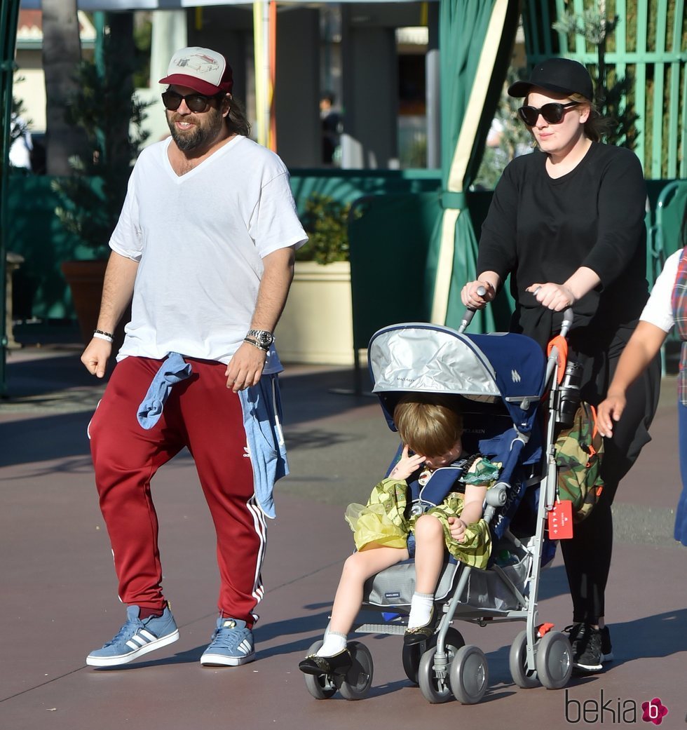 Adele paseando junto a su marido y su hijo por las calles de Disneyland en California