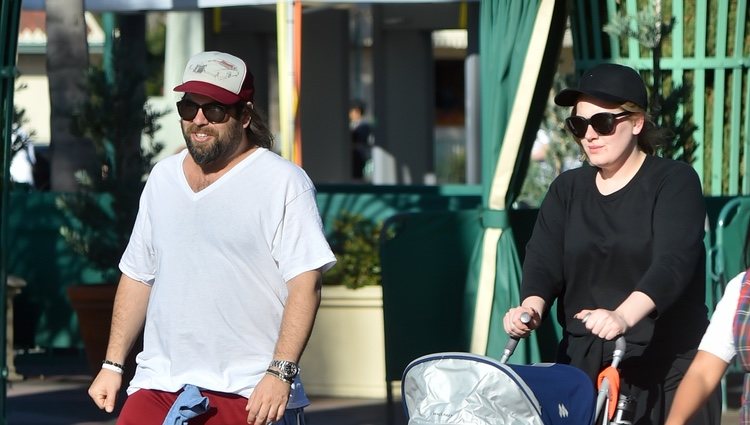 Adele paseando junto a su marido y su hijo por las calles de Disneyland en California