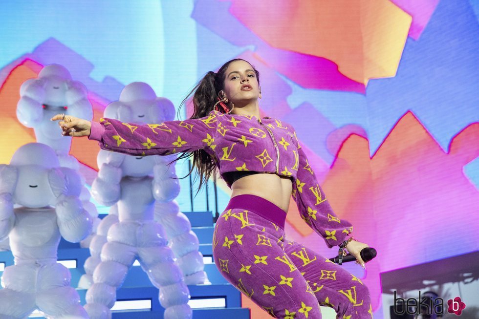 Rosalía actuando en el escenario del Coachella Festival 2019