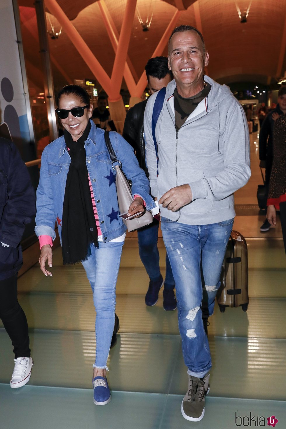 Carlos Lozano e Isabel Pantoja en el aeropuerto antes de 'Supervivientes 2019'