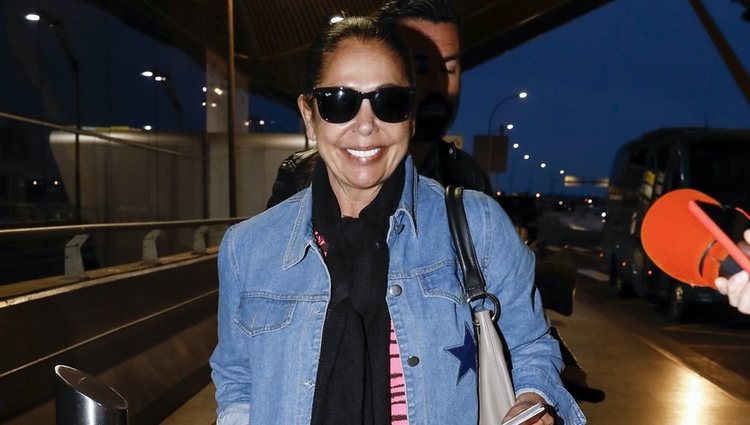 Isabel Pantoja en el aeropuerto antes de poner rumbo a 'Supervivientes 2019'