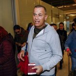 Carlos Lozano en el aeropuerto antes de poner rumbo a 'Supervivientes 2019'