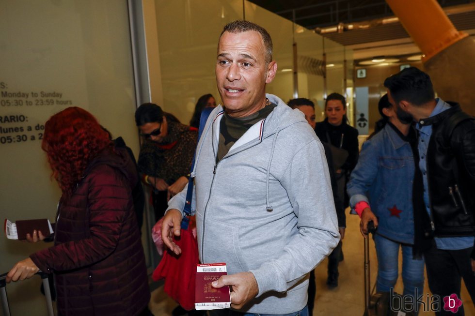 Carlos Lozano en el aeropuerto antes de poner rumbo a 'Supervivientes 2019'
