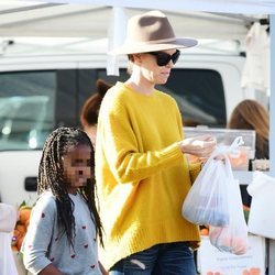 Charlize Theron junto a su hija Jackson de compras