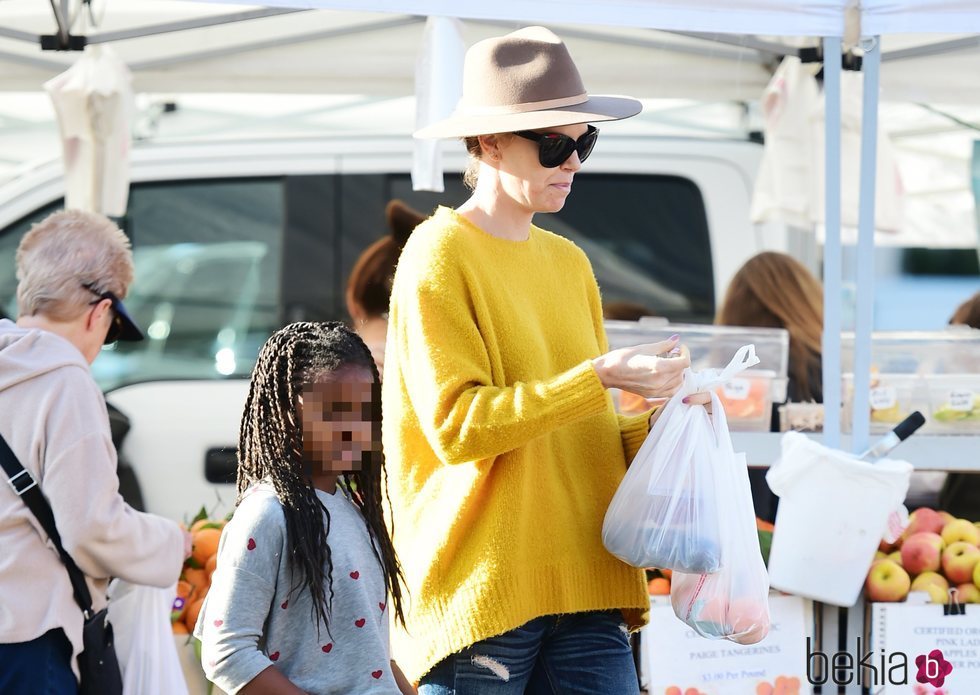 Charlize Theron junto a su hija Jackson de compras