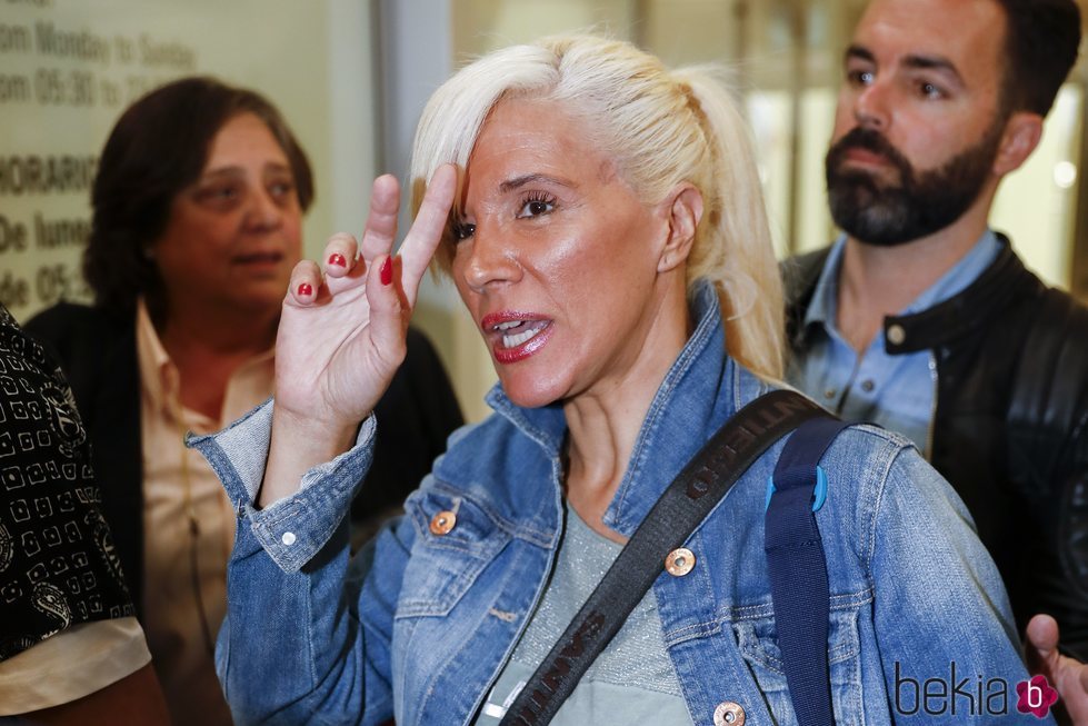 Loli Álvarez en el aeropuerto rumbo a 'Supervivientes 2019'