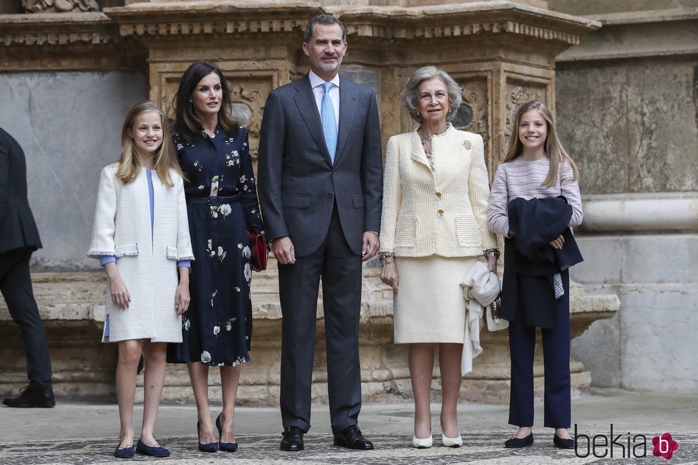 Los Reyes Felipe VI y Letizia con la Reina Sofía, la Princesa Leonor y la Infanta Sofía en la Misa de Pascua 2019