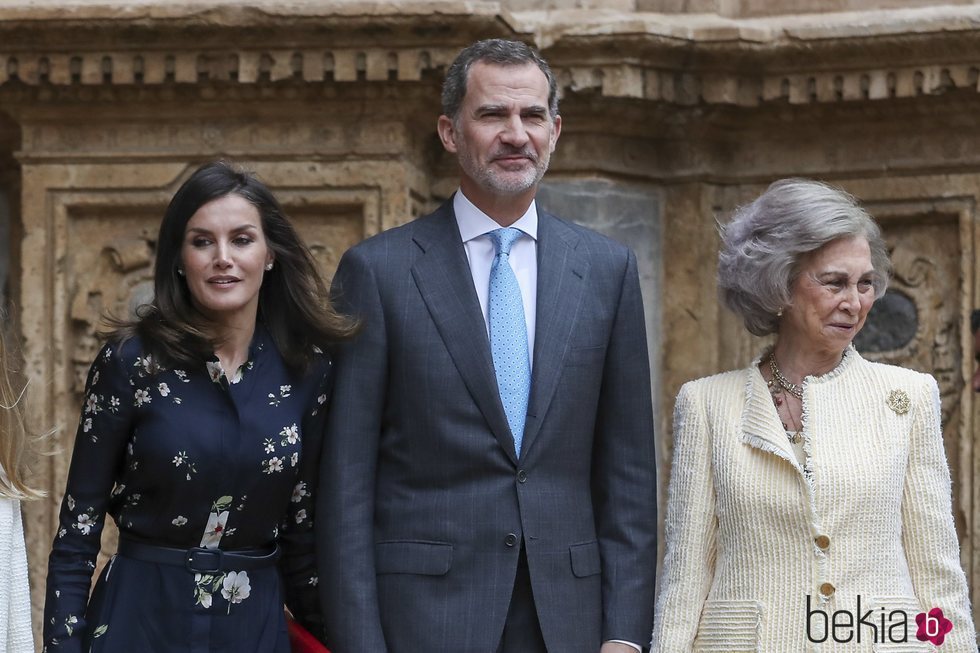Los Reyes Felipe y Letizia junto a la Reina Sofía en la Misa de Pascua 2019