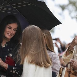 La Reina Letizia mira con ternura a sus hijas en la Misa de Pascua 2019