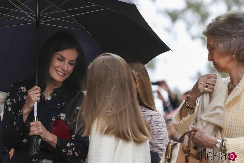 La Reina Letizia mira con ternura a sus hijas en la Misa de Pascua 2019
