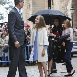 El Rey Felipe VI habla con su hija Leonor antes de la Misa de Pascua 2019