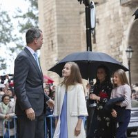 El Rey Felipe VI habla con su hija Leonor antes de la Misa de Pascua 2019