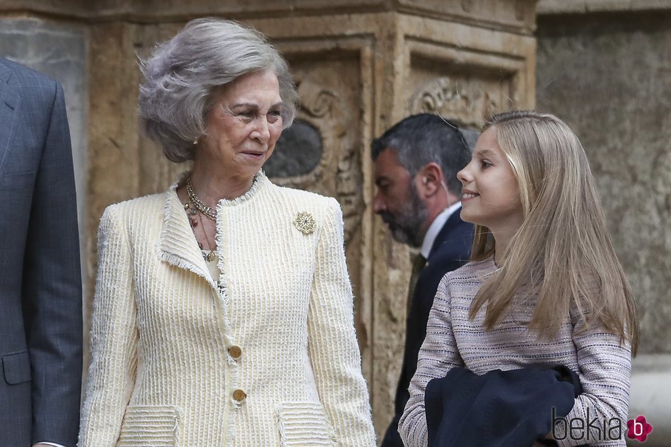 La Reina Sofía y la Infanta Sofía hablan antes de la Misa de Pascua 2019