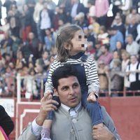 Fran Rivera con su hija Carmen en la plaza de toros de Zahara de los Atunes