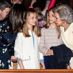 La Reina Letizia, la Princesa Leonor, la Infanta Sofía y la Reina Sofía hablan durante la Misa de Pascua 2019