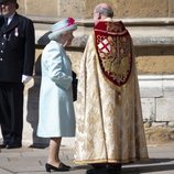 La Reina Isabel hablando con un sacerdote antes de la Misa de Pascua 2019