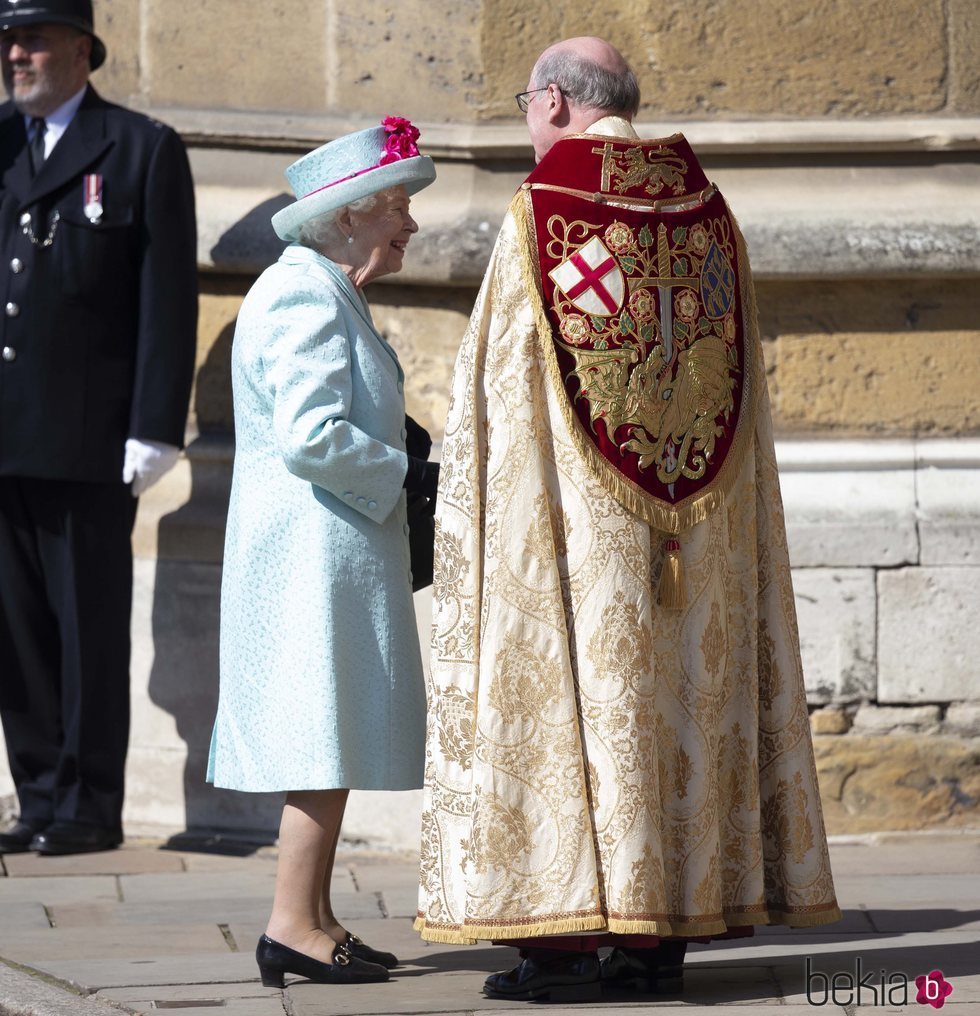 La Reina Isabel hablando con un sacerdote antes de la Misa de Pascua 2019