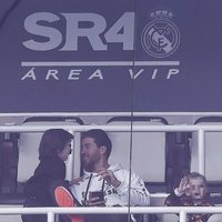 Sergio Ramos con sus hijos Sergio y Marco en el palco del Santiago Bernabéu