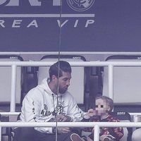 Sergio Ramos con su hijo Marco en el palco del Santiago Bernabéu