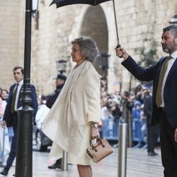 La Reina Sofía, tapada con un paragüas en la Misa de Pascua 2019