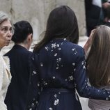La Reina Sofía con cara de sorpresa junto a la Reina Letizia en la Misa de Pascua 2019