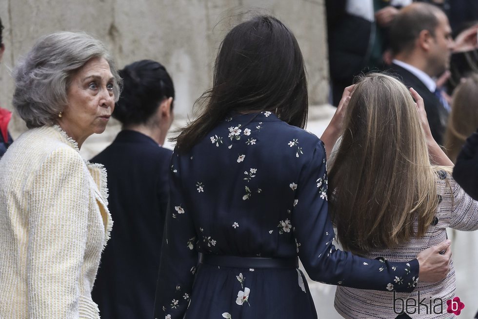 La Reina Sofía con cara de sorpresa junto a la Reina Letizia en la Misa de Pascua 2019