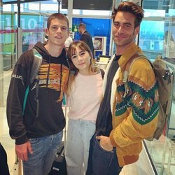 Miguel Bernardeau, Aitana Ocaña y Jon Kortajarena en el aeropuerto