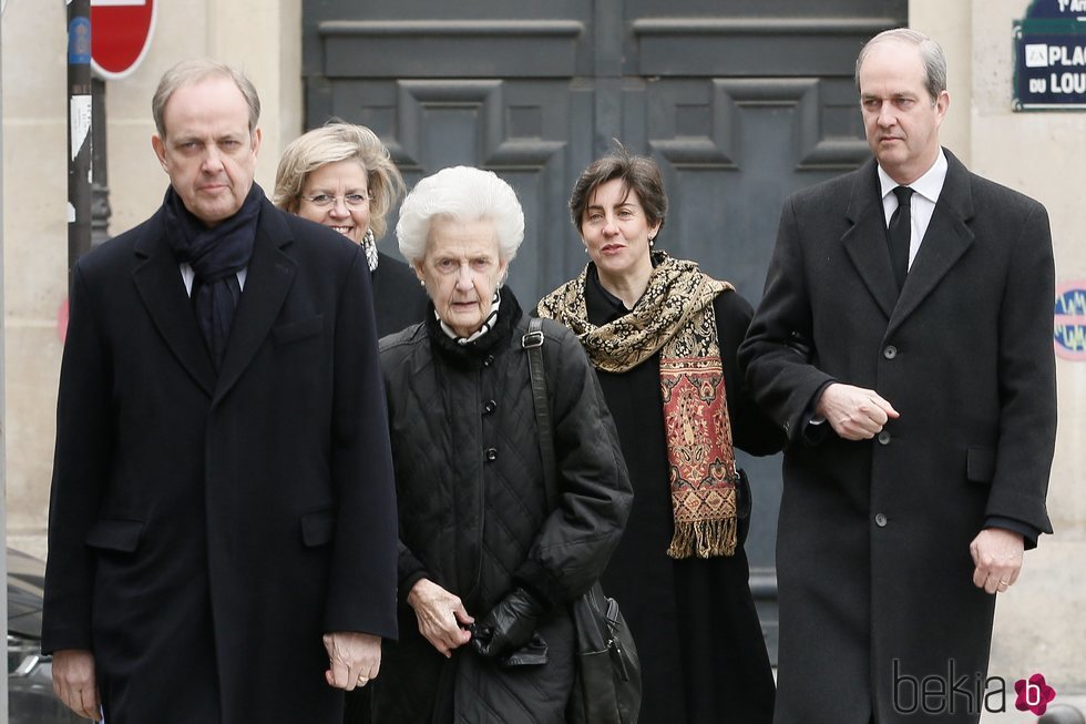 Juan de Orleans junto a su madre y sus hermanos en el funeral del Conde de París