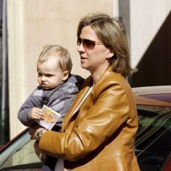 La Infanta Cristina luce embarazo con su hijo Pablo Urdangarin en brazos