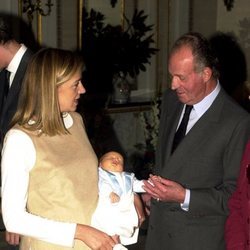 Pablo Urdangarin con el Rey Juan Carlos y la Infanta Cristina en su presentación