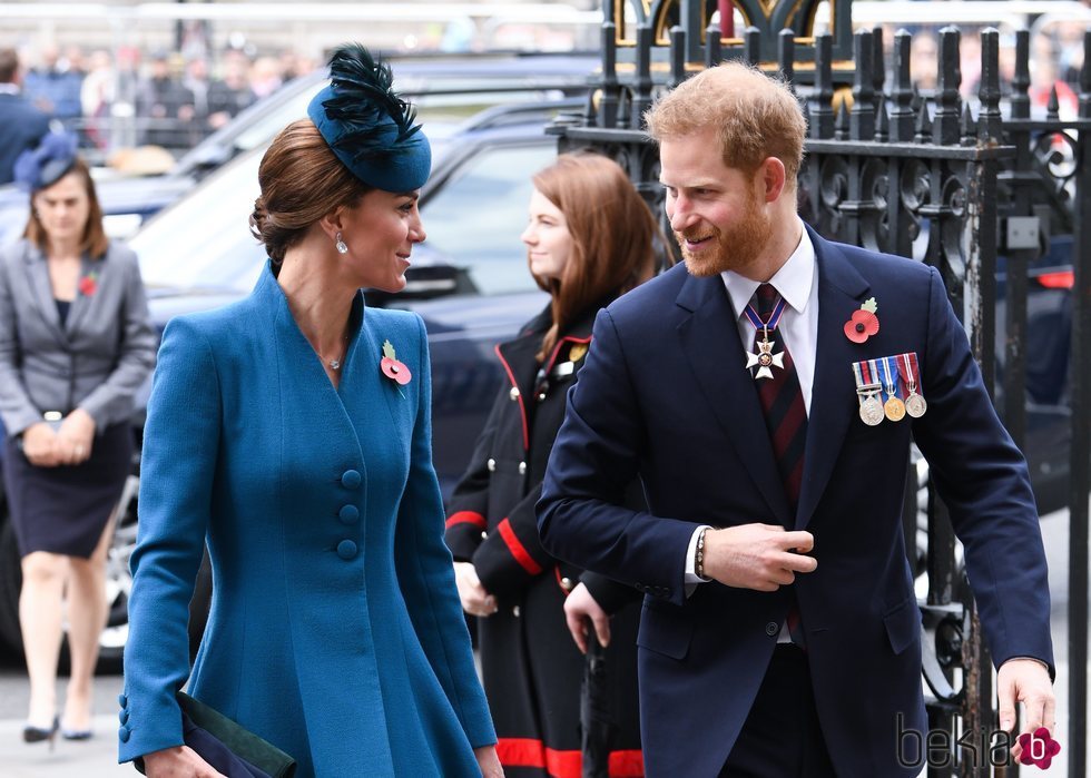 Kate Middleton y el Príncipe Harry en el Anzac Day