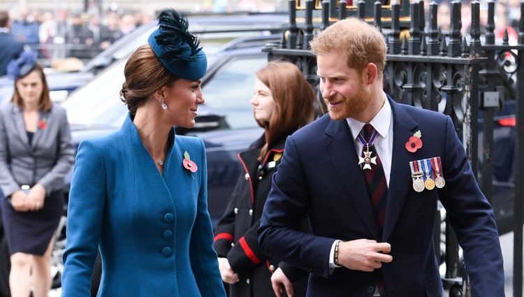 Kate Middleton y el Príncipe Harry en el Anzac Day